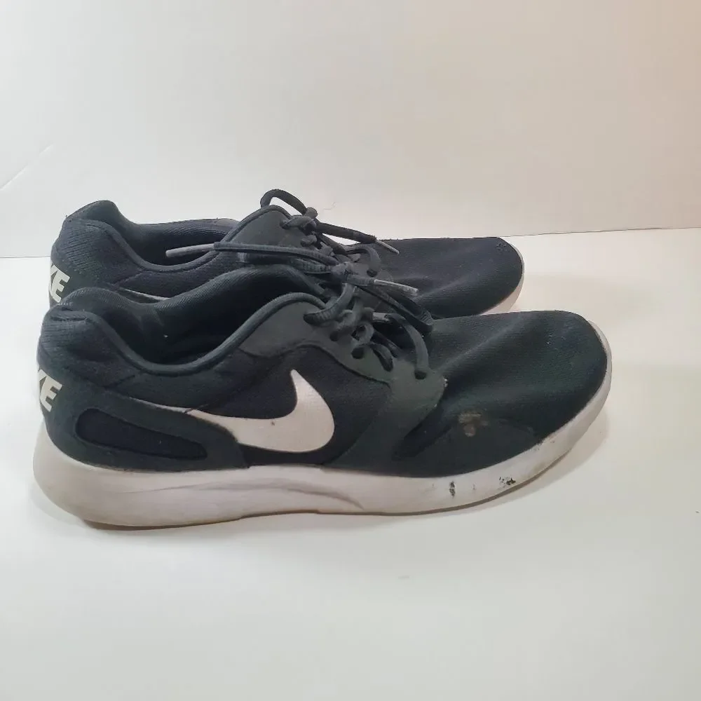 NIKE black tennis shoes
